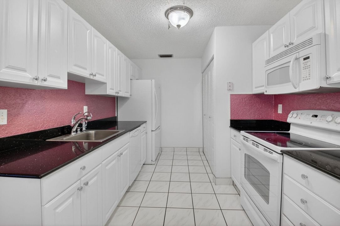 For Sale: $214,900 (2 beds, 2 baths, 1200 Square Feet)