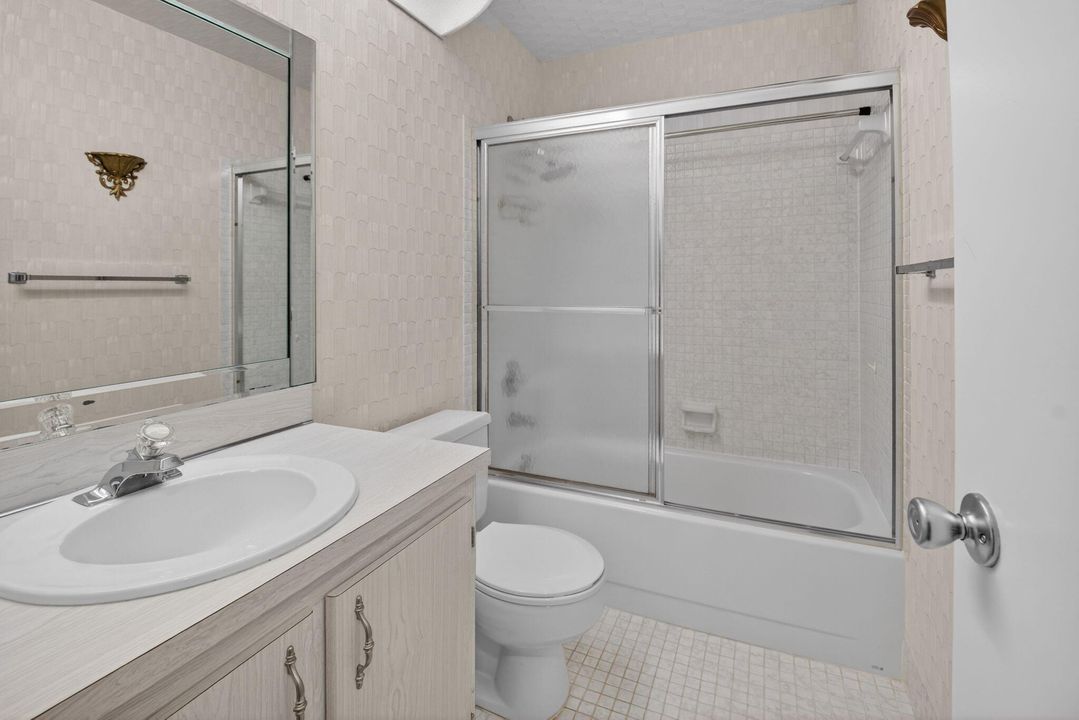 For Sale: $214,900 (2 beds, 2 baths, 1200 Square Feet)