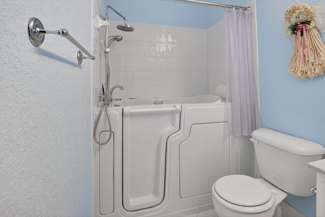 For Sale: $214,900 (2 beds, 2 baths, 1200 Square Feet)