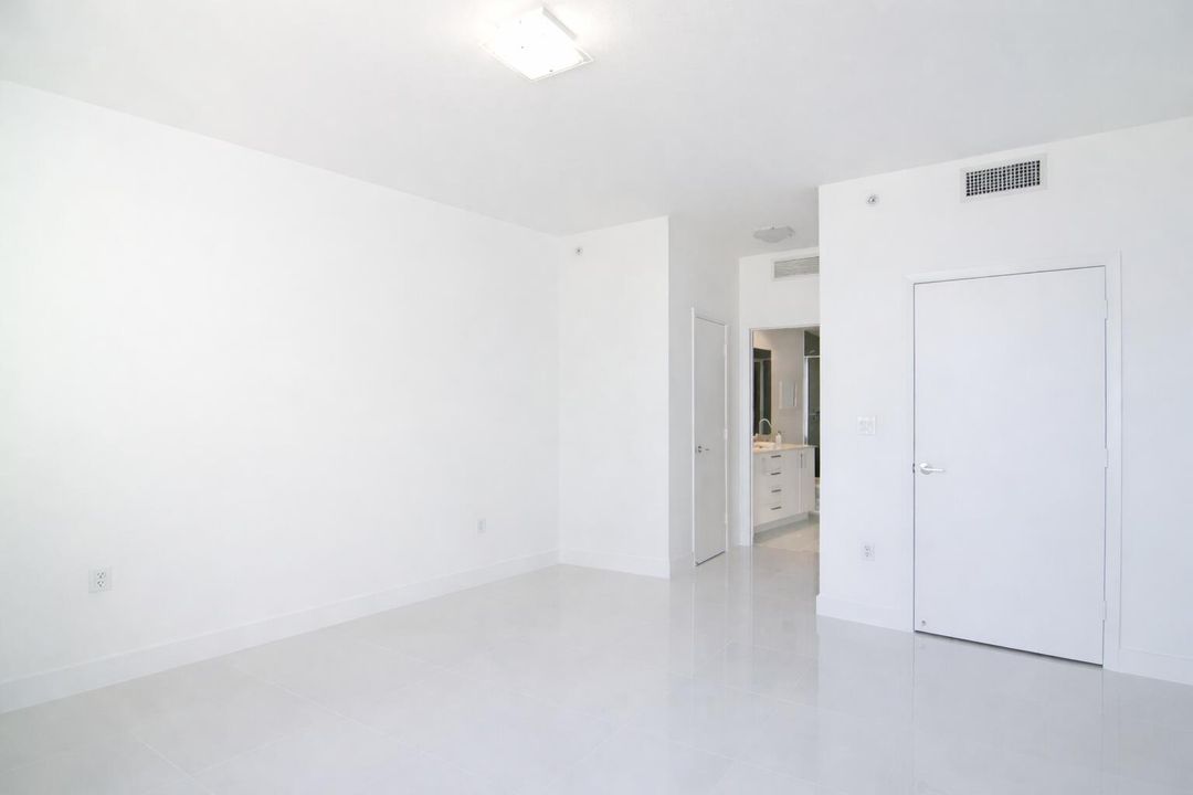 出租: $4,700 (2 贝兹, 2 浴室, 1205 平方英尺)