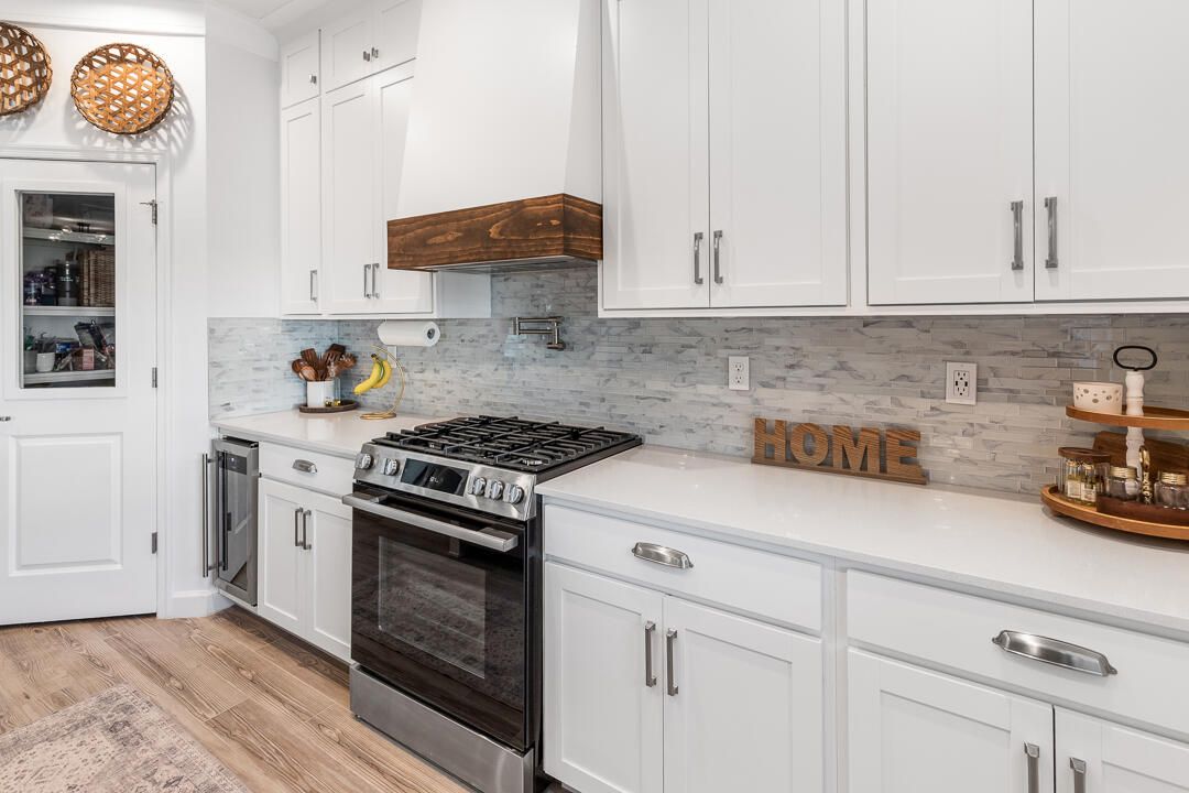 For Sale: $550,000 (4 beds, 2 baths, 2582 Square Feet)