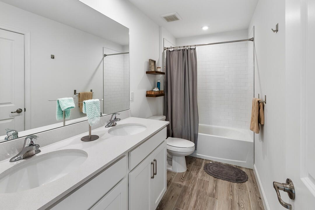 For Sale: $550,000 (4 beds, 2 baths, 2582 Square Feet)