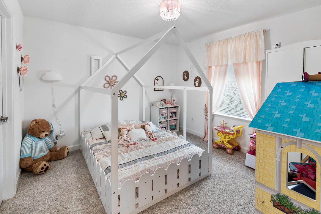 For Sale: $550,000 (4 beds, 2 baths, 2582 Square Feet)