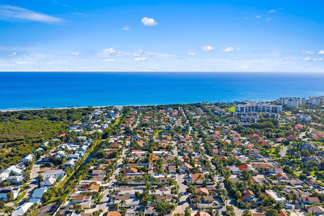 待售: $1,700,000 (2 贝兹, 2 浴室, 1988 平方英尺)