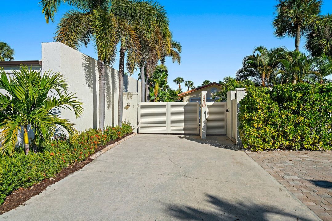 待售: $1,700,000 (2 贝兹, 2 浴室, 1988 平方英尺)