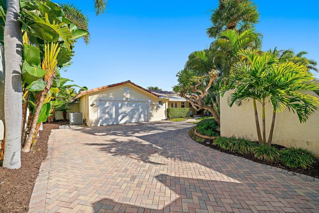 待售: $1,700,000 (2 贝兹, 2 浴室, 1988 平方英尺)