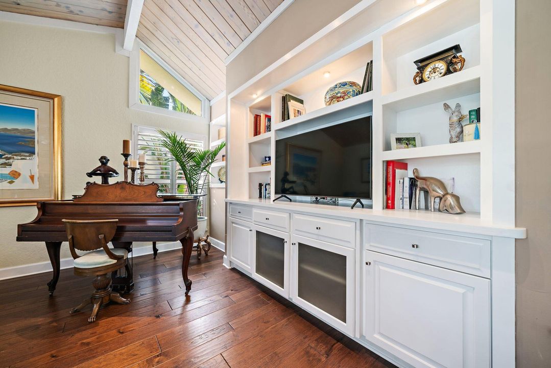 待售: $1,700,000 (2 贝兹, 2 浴室, 1988 平方英尺)