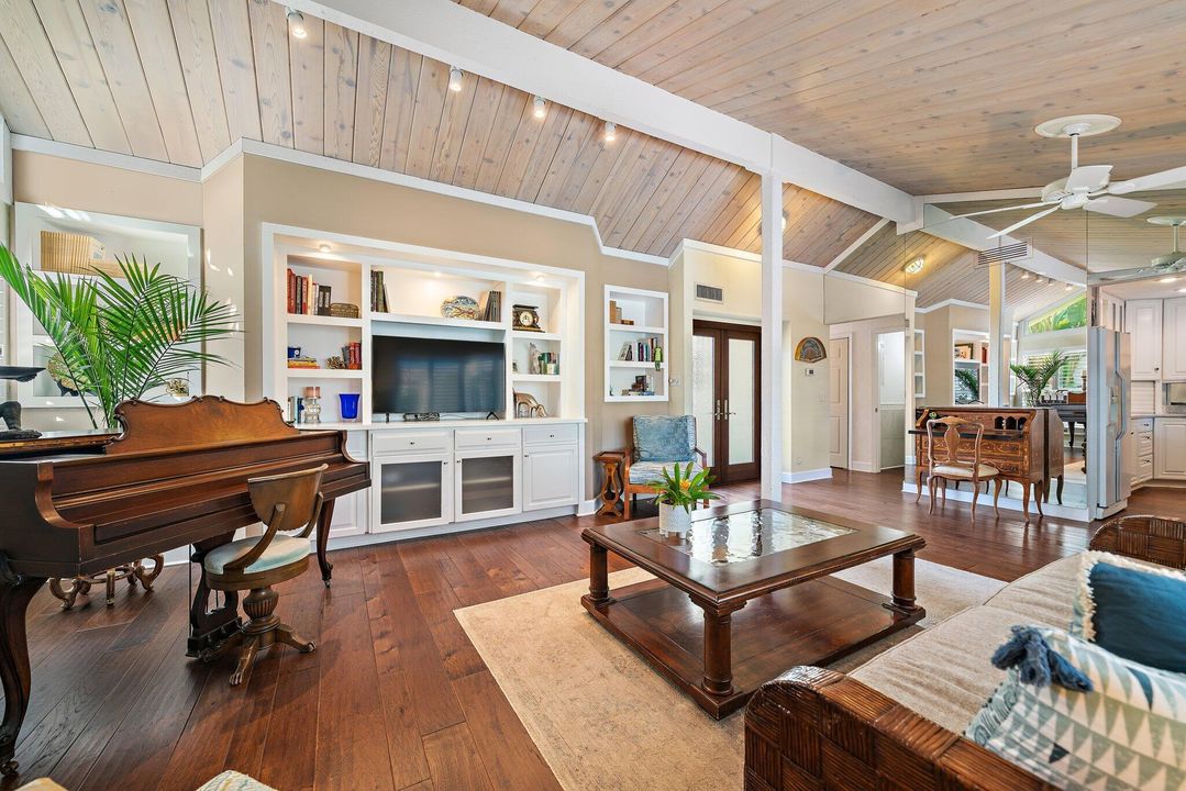 待售: $1,700,000 (2 贝兹, 2 浴室, 1988 平方英尺)