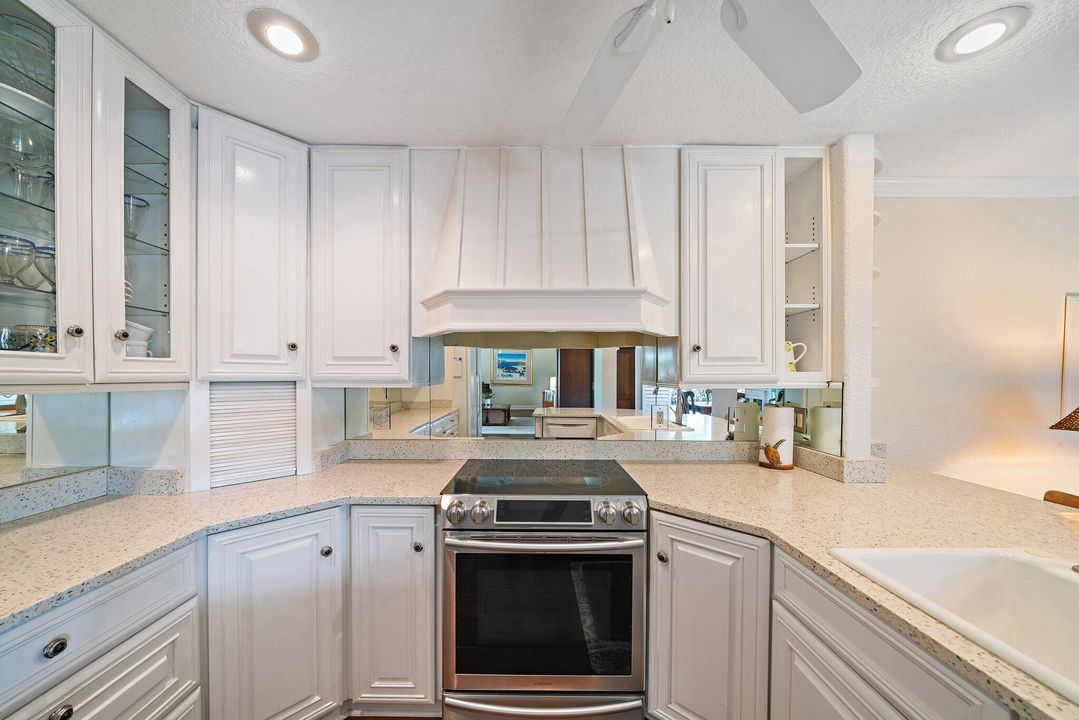 待售: $1,700,000 (2 贝兹, 2 浴室, 1988 平方英尺)