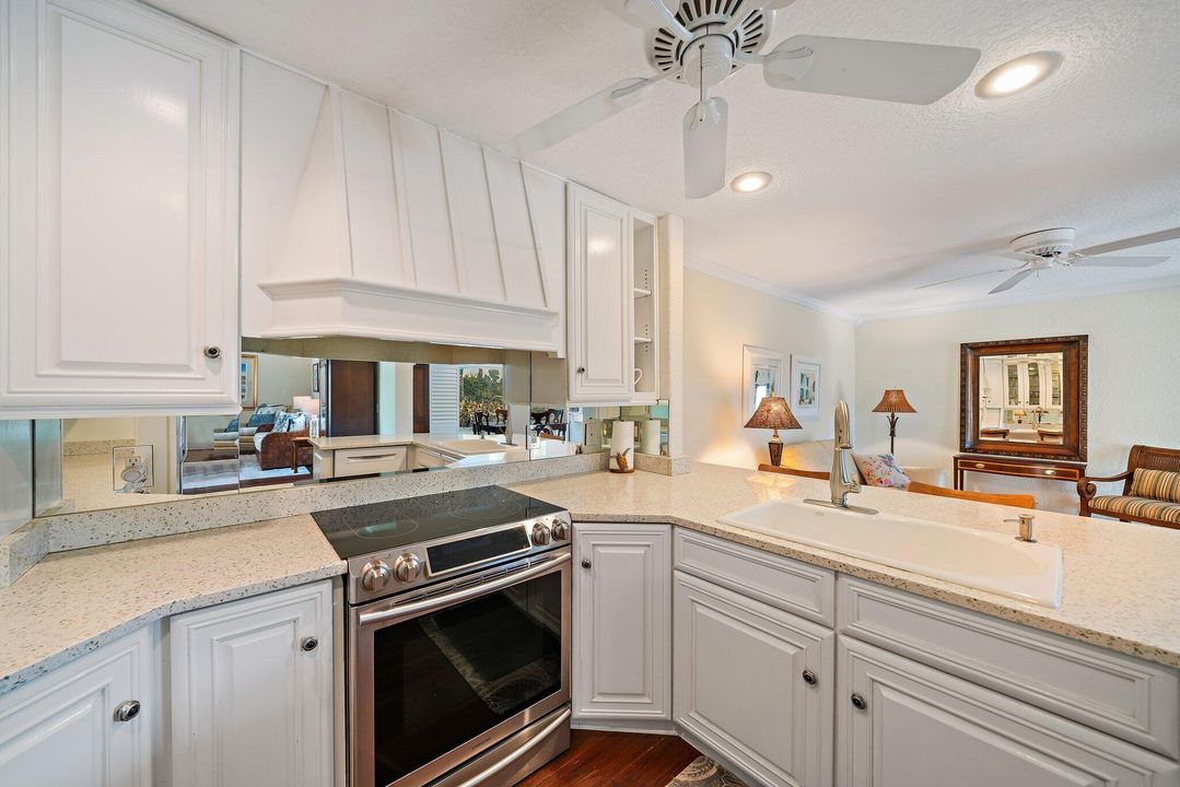 待售: $1,700,000 (2 贝兹, 2 浴室, 1988 平方英尺)