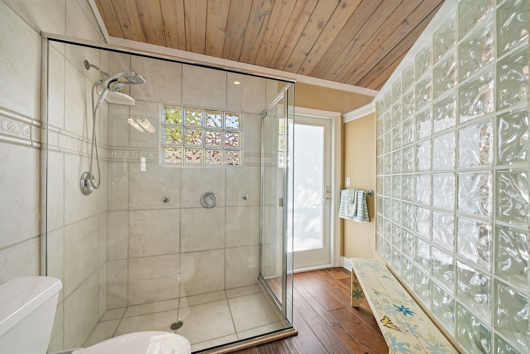 待售: $1,700,000 (2 贝兹, 2 浴室, 1988 平方英尺)