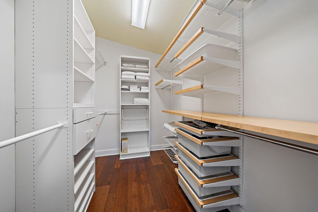 待售: $1,700,000 (2 贝兹, 2 浴室, 1988 平方英尺)