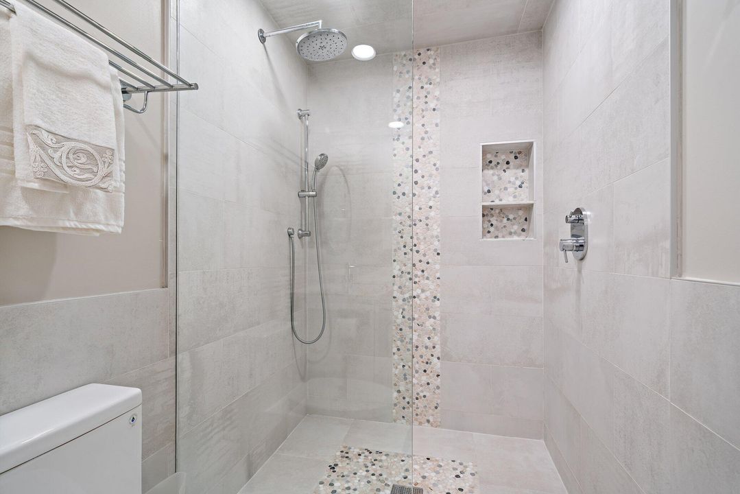 待售: $1,700,000 (2 贝兹, 2 浴室, 1988 平方英尺)