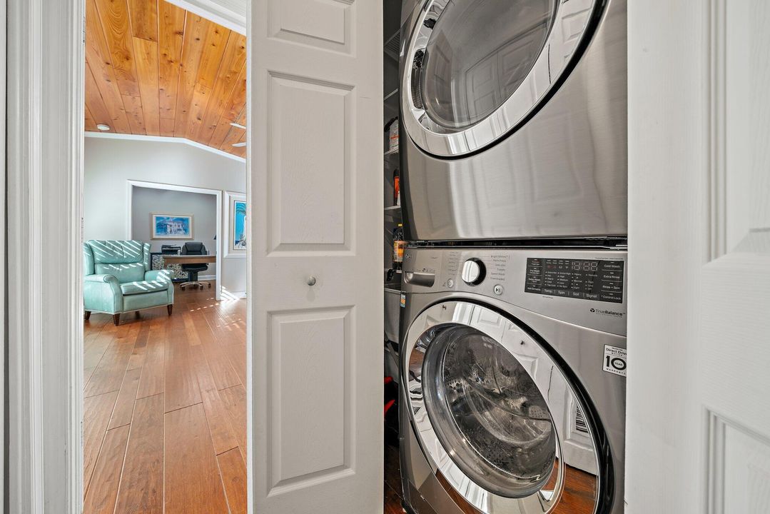 待售: $1,700,000 (2 贝兹, 2 浴室, 1988 平方英尺)