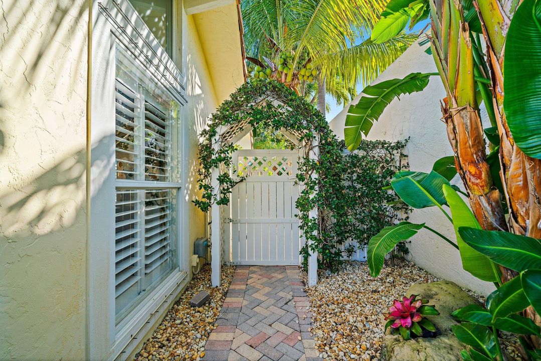 待售: $1,700,000 (2 贝兹, 2 浴室, 1988 平方英尺)