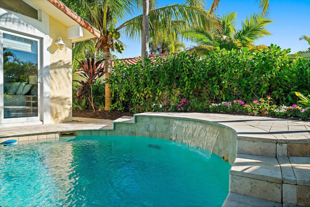 待售: $1,700,000 (2 贝兹, 2 浴室, 1988 平方英尺)