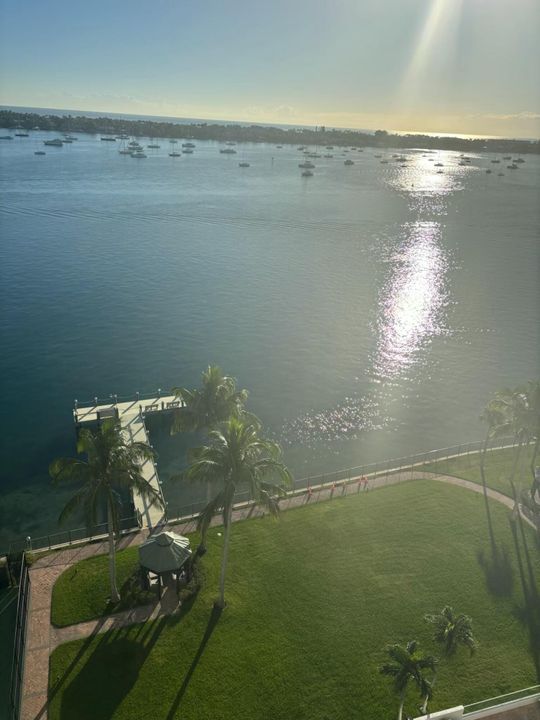 На продажу: $430,000 (2 спален, 2 ванн, 1235 Квадратных фут)