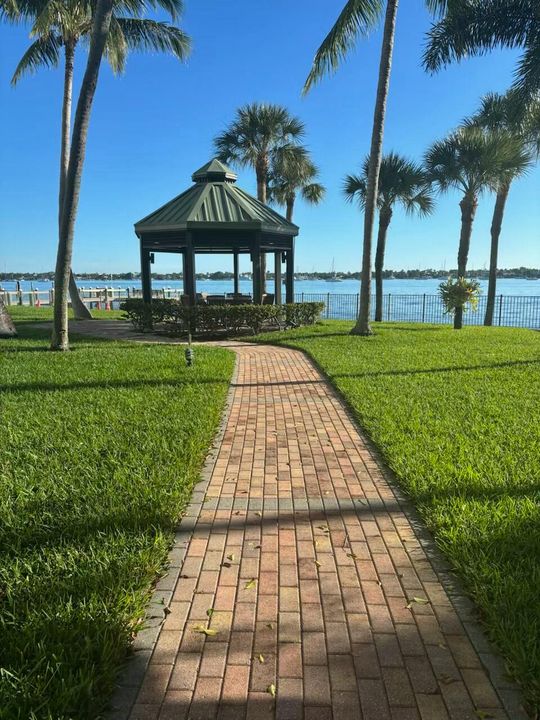 На продажу: $430,000 (2 спален, 2 ванн, 1235 Квадратных фут)