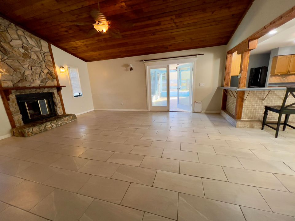 For Rent: $2,980 (3 beds, 2 baths, 2096 Square Feet)