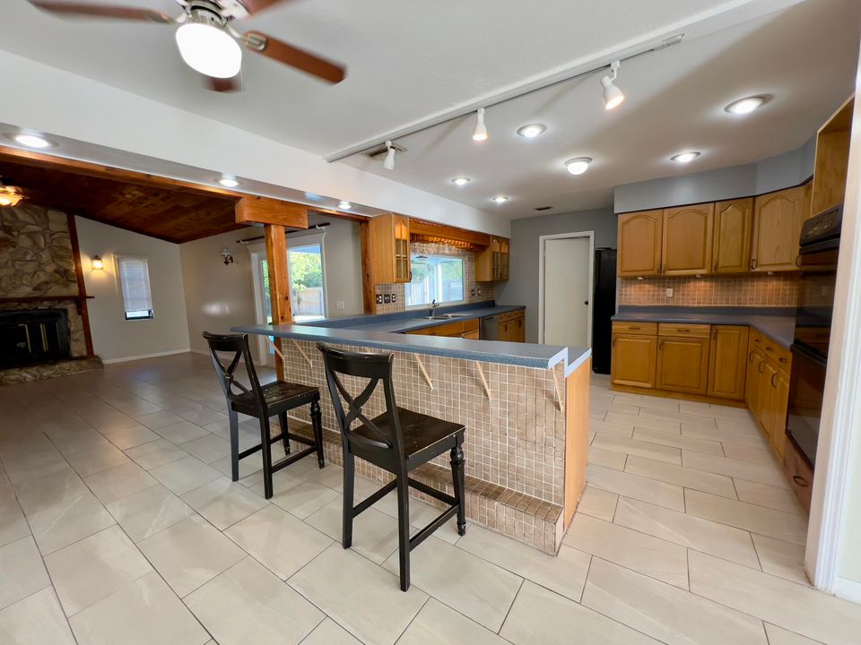 For Rent: $2,980 (3 beds, 2 baths, 2096 Square Feet)