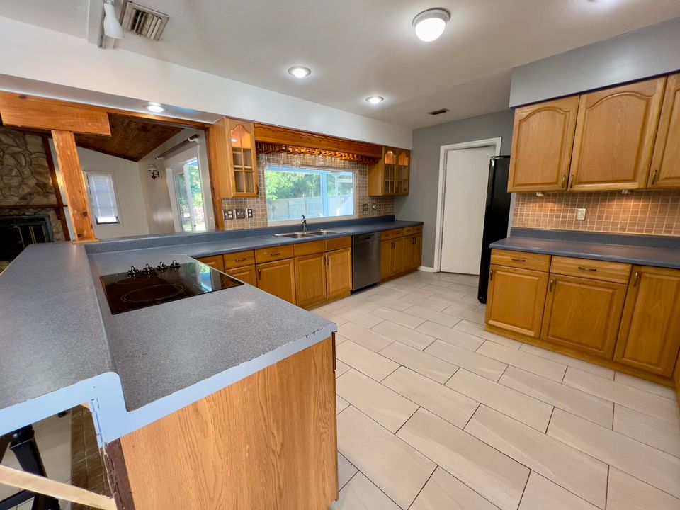 For Rent: $2,980 (3 beds, 2 baths, 2096 Square Feet)