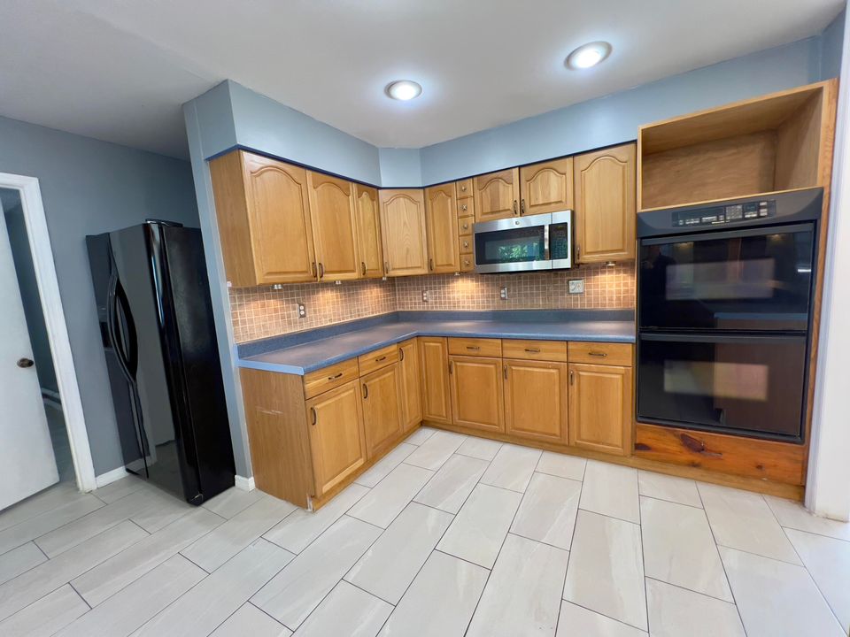 For Rent: $2,980 (3 beds, 2 baths, 2096 Square Feet)