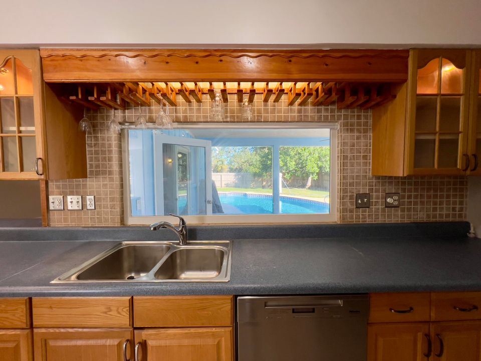 For Rent: $2,980 (3 beds, 2 baths, 2096 Square Feet)