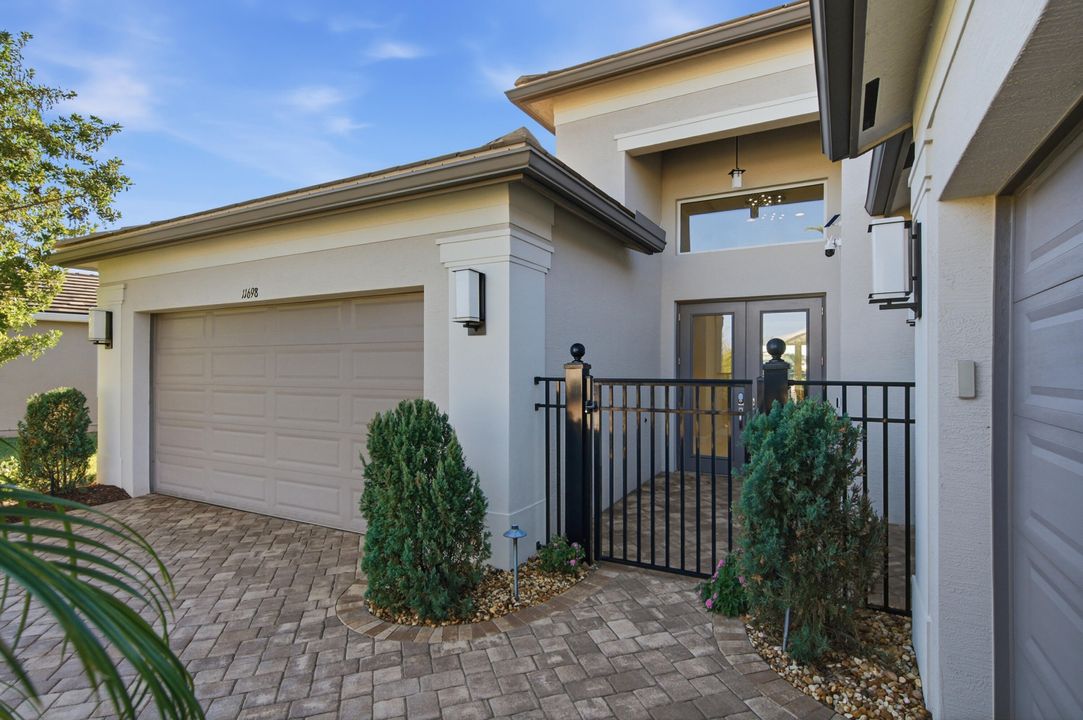 For Sale: $949,900 (3 beds, 2 baths, 2580 Square Feet)