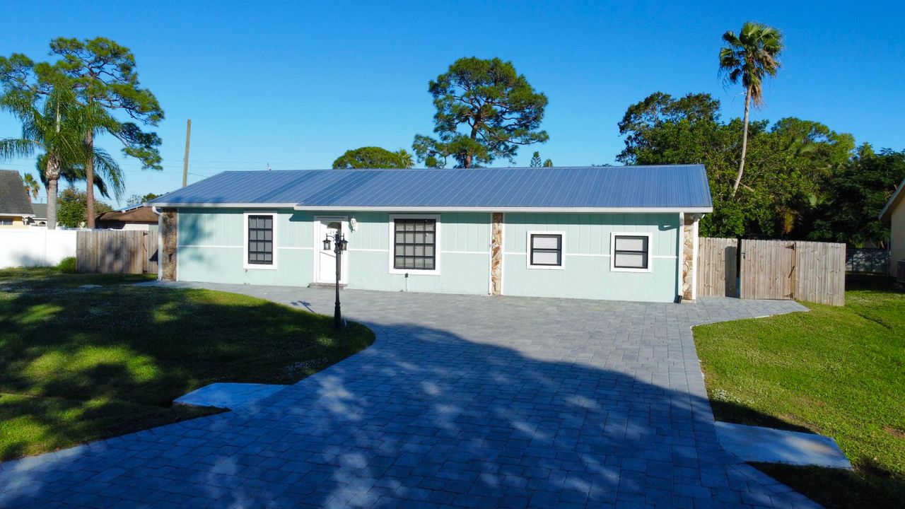 For Rent: $2,980 (3 beds, 2 baths, 2096 Square Feet)