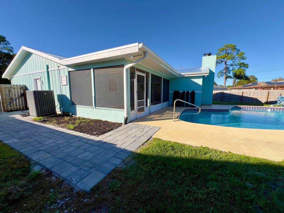 For Rent: $2,980 (3 beds, 2 baths, 2096 Square Feet)