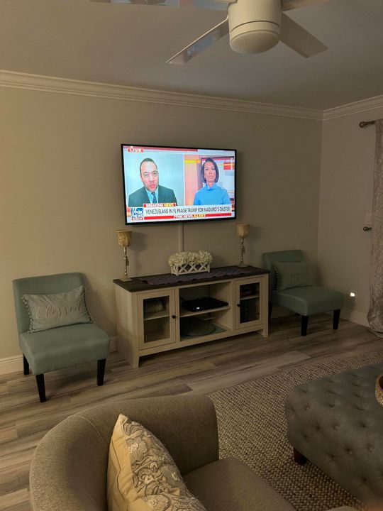 For Sale: $225,000 (2 beds, 2 baths, 1070 Square Feet)