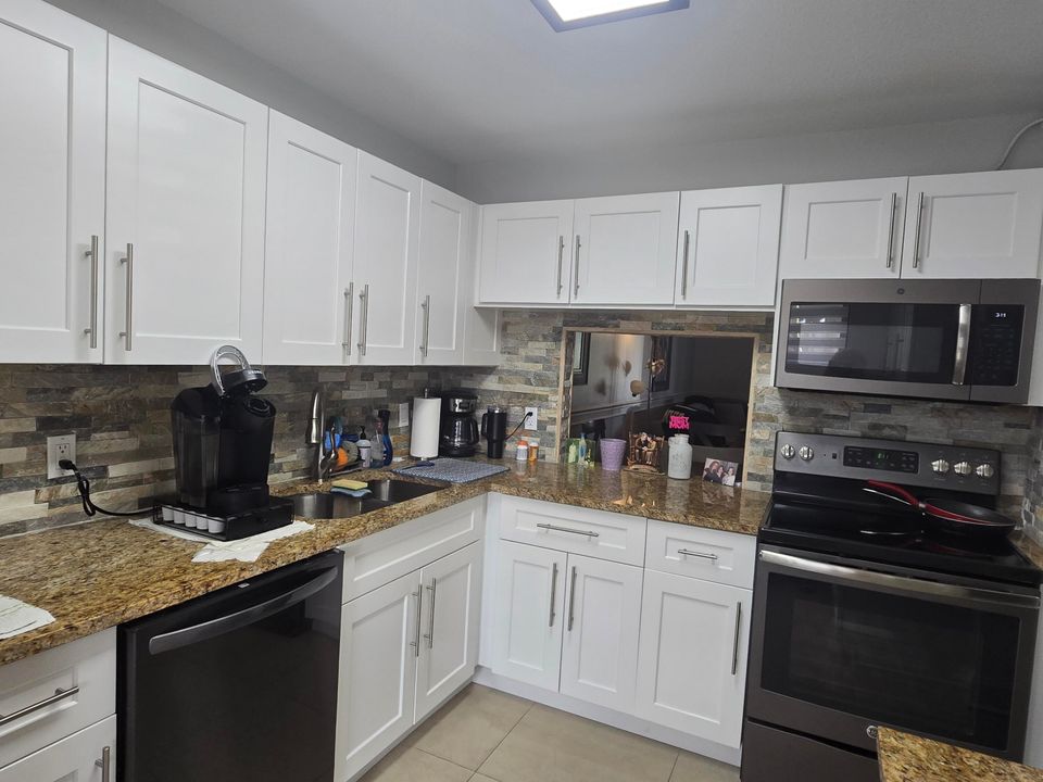 For Sale: $159,900 (2 beds, 2 baths, 1085 Square Feet)