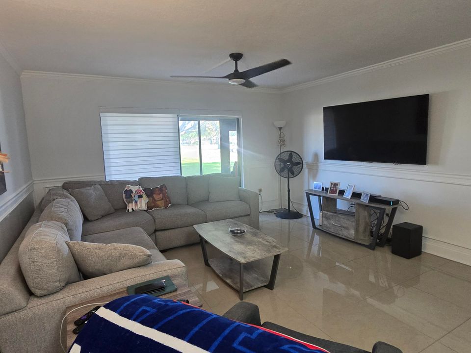 For Sale: $159,900 (2 beds, 2 baths, 1085 Square Feet)