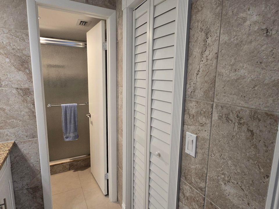 For Sale: $159,900 (2 beds, 2 baths, 1085 Square Feet)