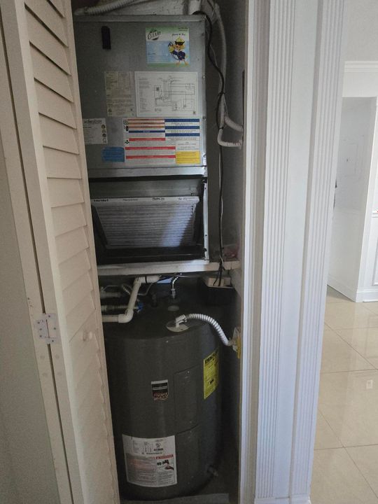 For Sale: $159,900 (2 beds, 2 baths, 1085 Square Feet)