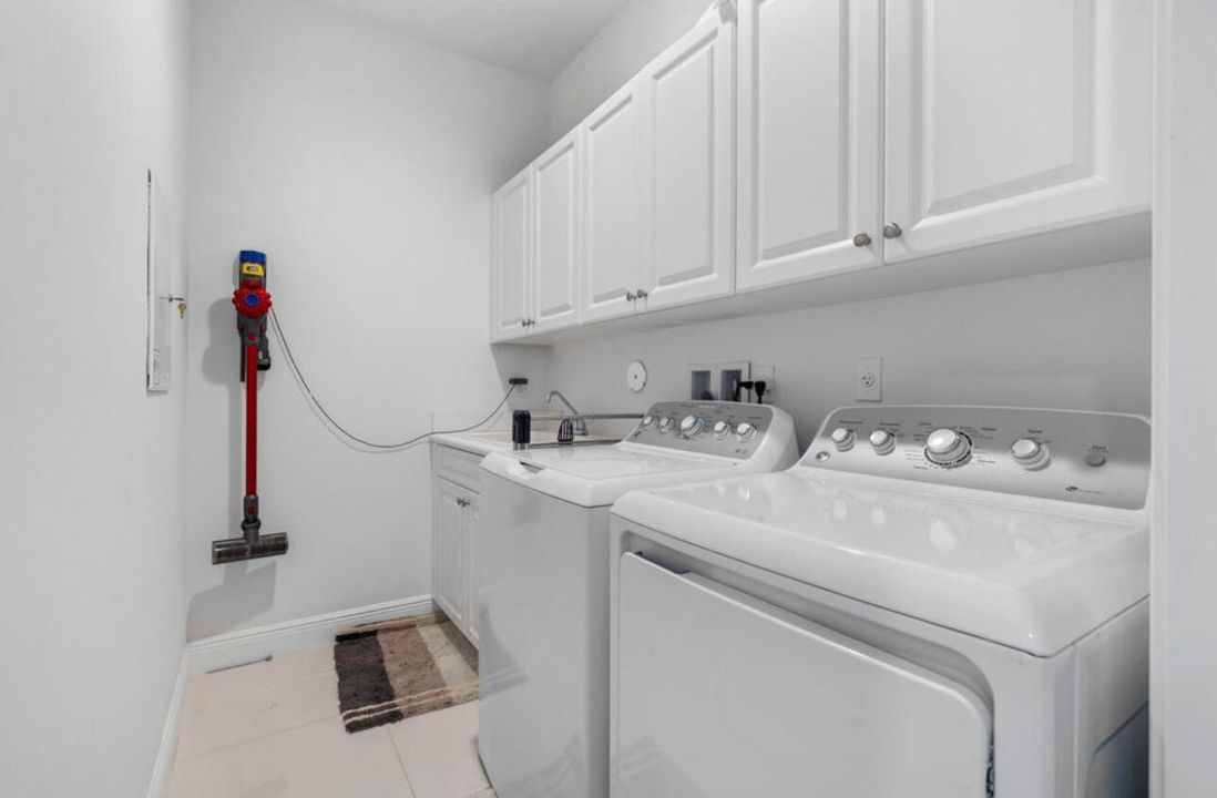 В аренду: $7,500 (5 спален, 4 ванн, 4176 Квадратных фут)