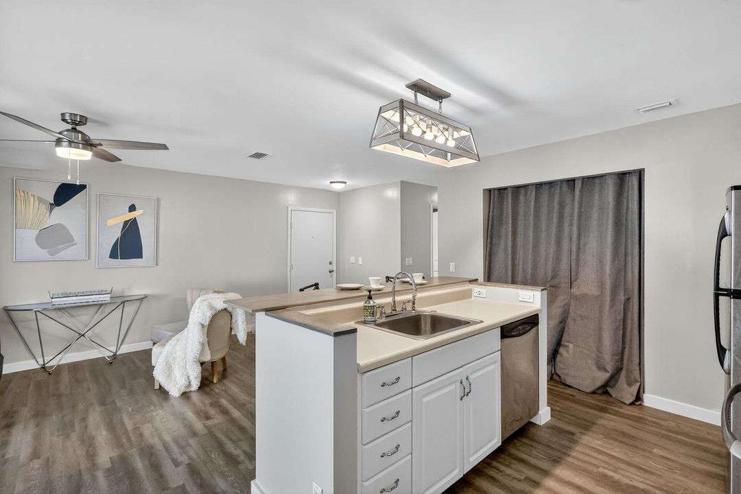 待售: $299,000 (2 贝兹, 2 浴室, 946 平方英尺)