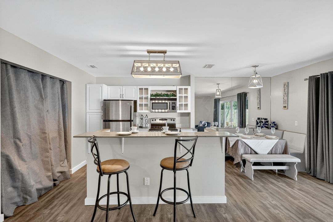 待售: $299,000 (2 贝兹, 2 浴室, 946 平方英尺)