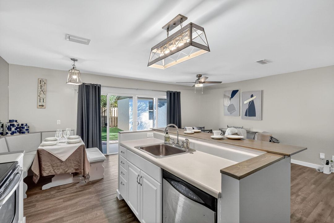 待售: $299,000 (2 贝兹, 2 浴室, 946 平方英尺)