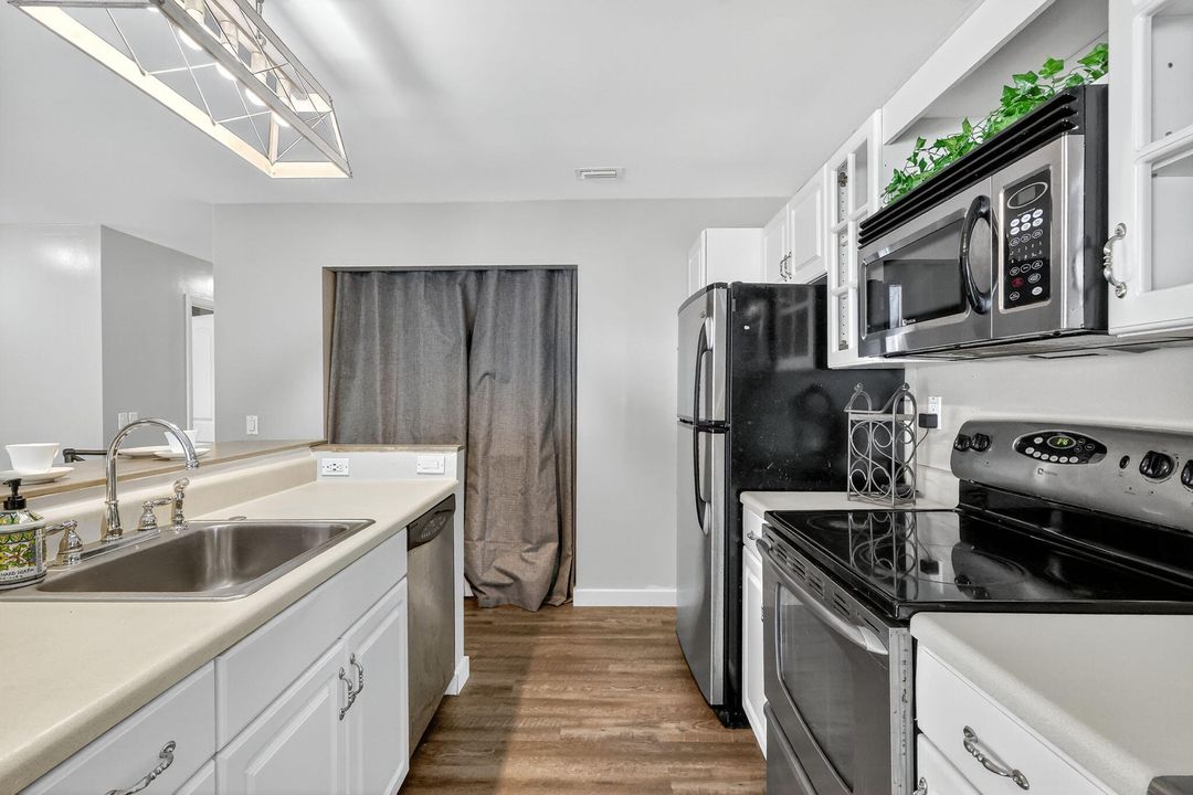 待售: $299,000 (2 贝兹, 2 浴室, 946 平方英尺)