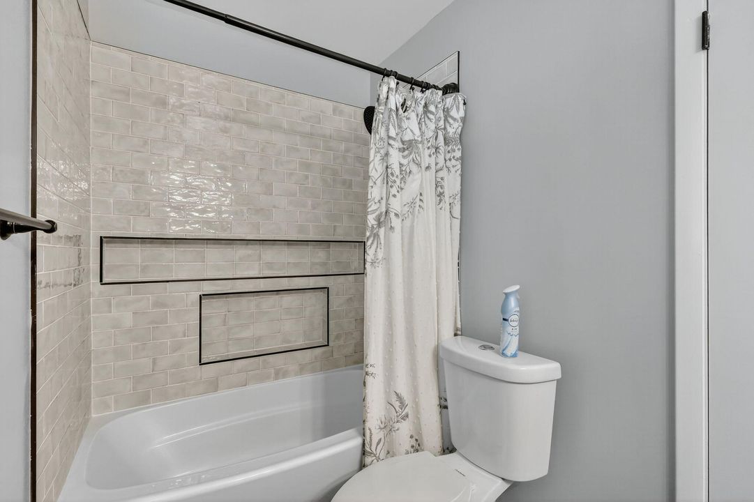 待售: $299,000 (2 贝兹, 2 浴室, 946 平方英尺)