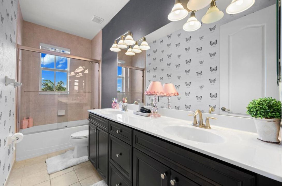 В аренду: $7,500 (5 спален, 4 ванн, 4176 Квадратных фут)