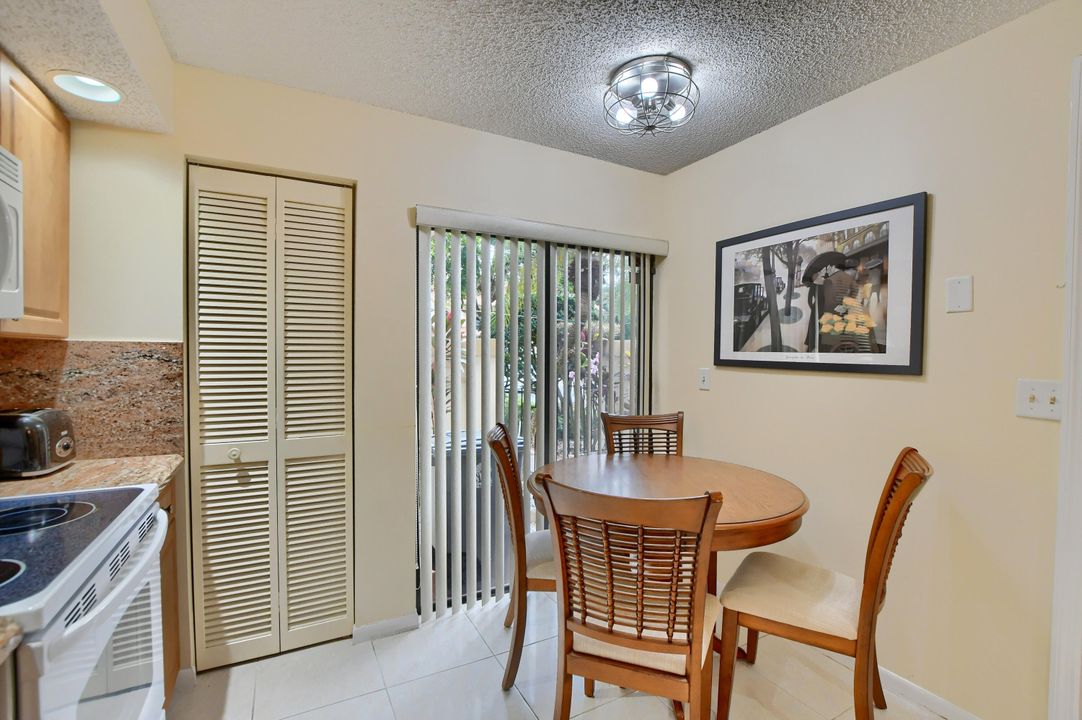 На продажу: $299,000 (2 спален, 2 ванн, 1300 Квадратных фут)