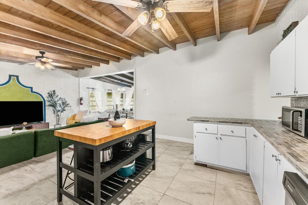 待售: $565,000 (4 贝兹, 2 浴室, 1856 平方英尺)