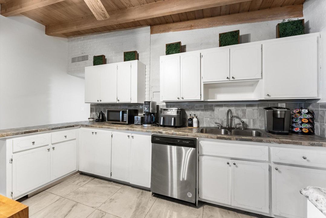 待售: $565,000 (4 贝兹, 2 浴室, 1856 平方英尺)