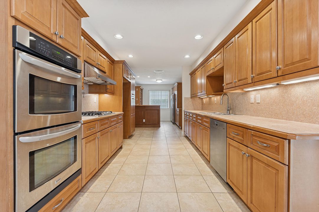 For Sale: $825,000 (3 beds, 3 baths, 1961 Square Feet)