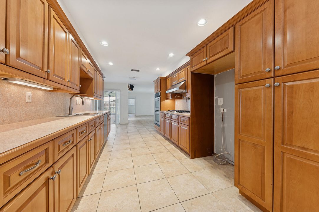 For Sale: $825,000 (3 beds, 3 baths, 1961 Square Feet)