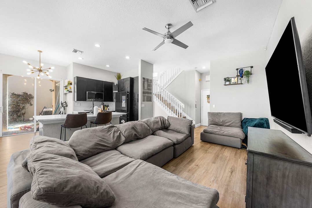 待售: $594,200 (3 贝兹, 2 浴室, 1909 平方英尺)