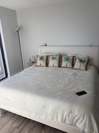 出租: $6,000 (3 贝兹, 2 浴室, 1892 平方英尺)