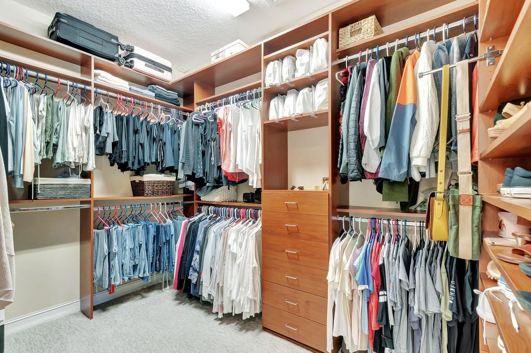 For Sale: $1,625,000 (5 beds, 5 baths, 4331 Square Feet)